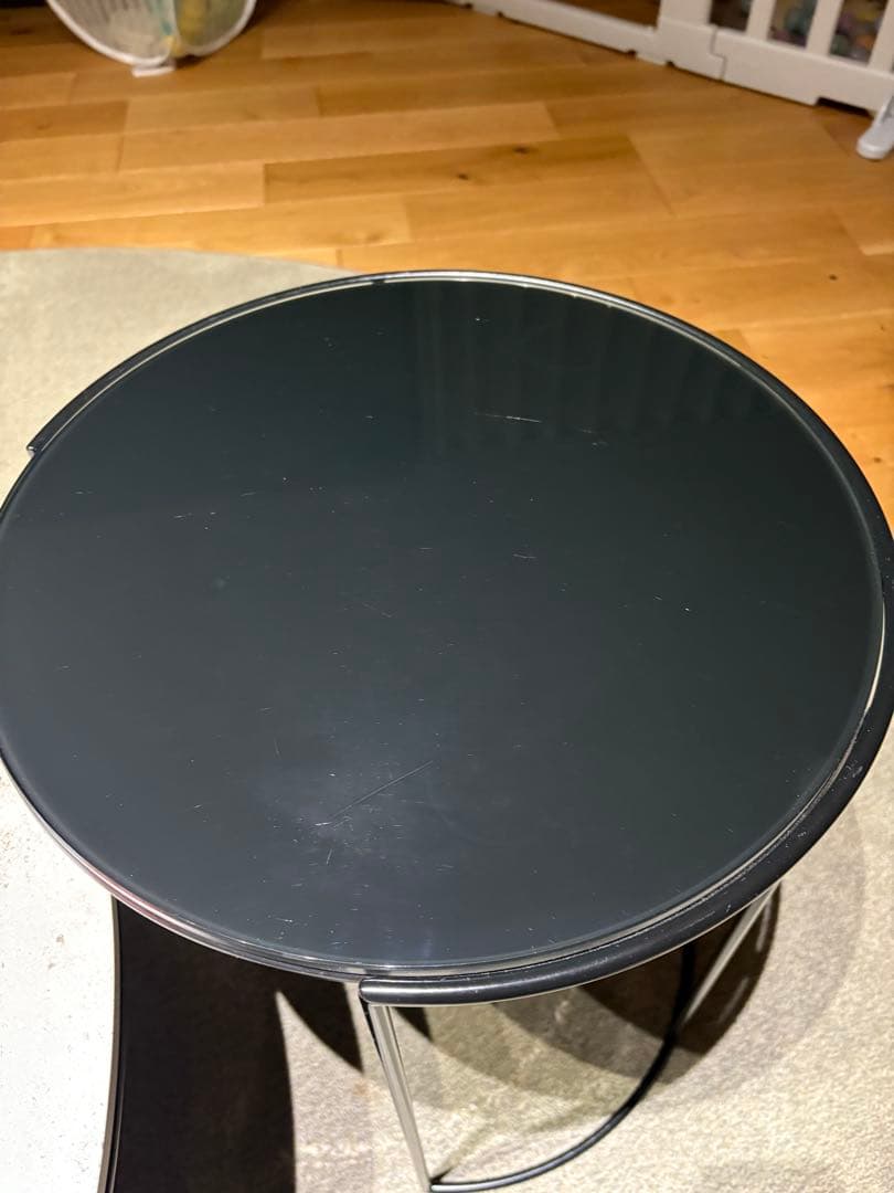 Arflex CLIP Table DECKTONホワイト、ブラックガラス