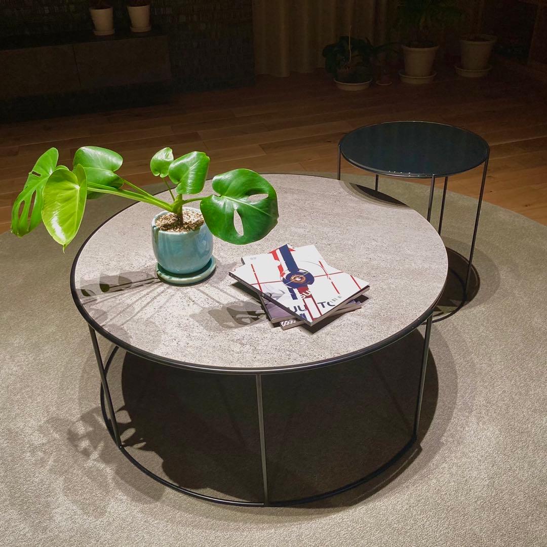 Arflex CLIP Table DECKTONホワイト、ブラックガラス