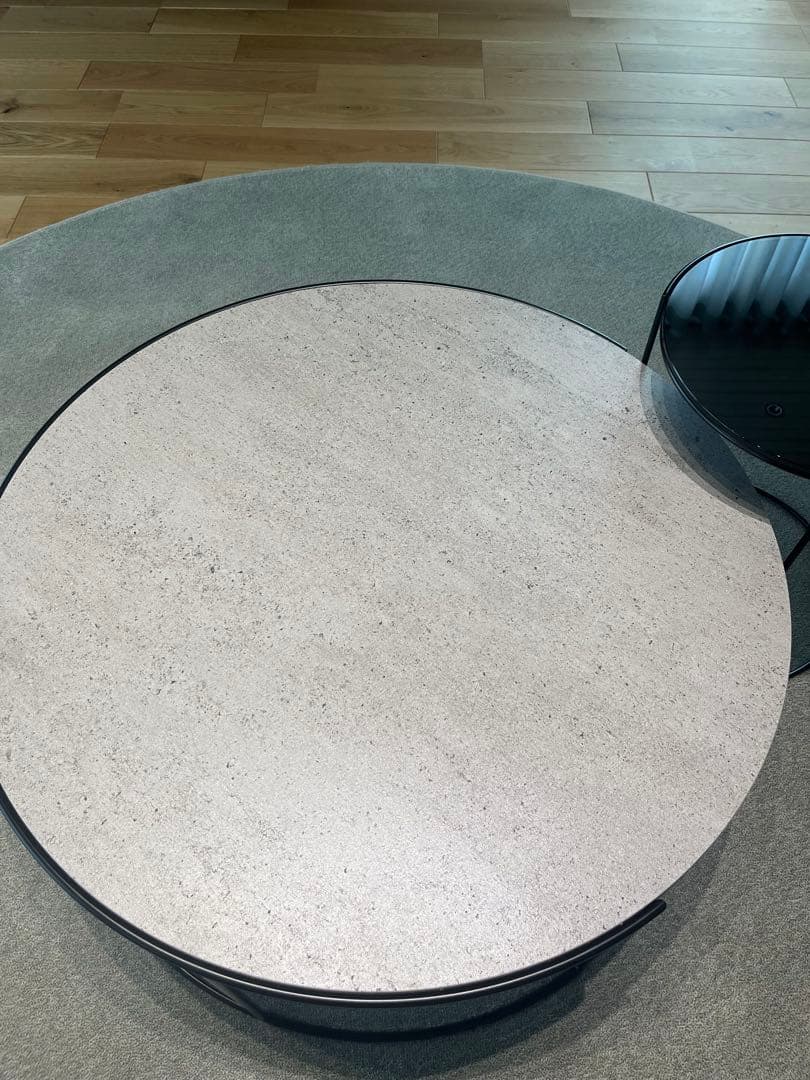 Arflex CLIP Table DECKTONホワイト、ブラックガラス