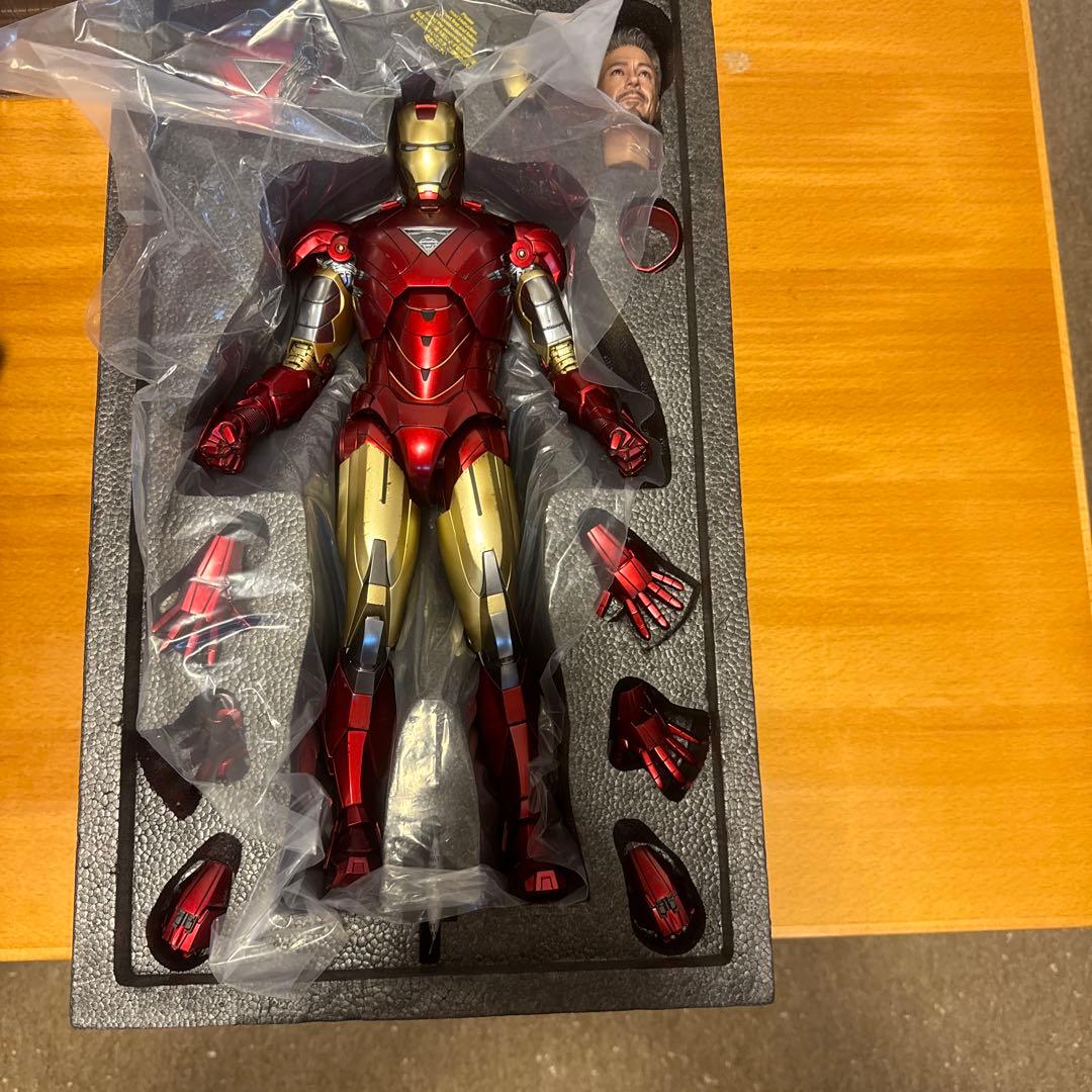 ホットトイズ アイアンマンマーク6 2.0 パワードスーツ装着機付