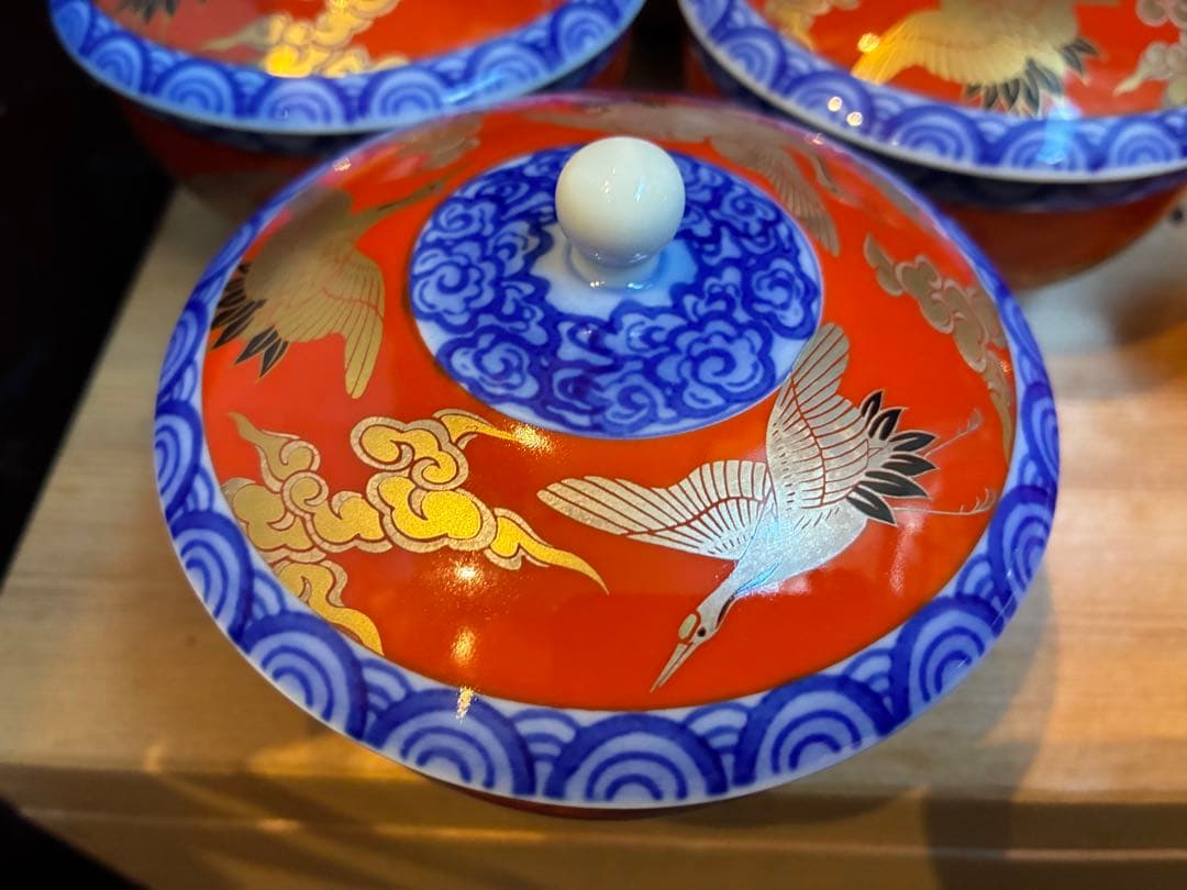 深川製磁　酒器揃えと茶器　染錦手波鶴紋 宮内庁御用達 慶びの器 有田焼 赤絵金彩