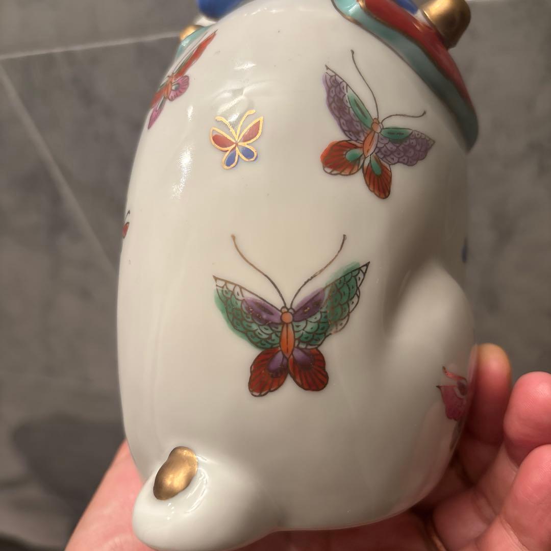 アンティーク作家さんもの瞳が神秘的でまつ毛、体の色彩豊かな蝶々が美しい招き猫