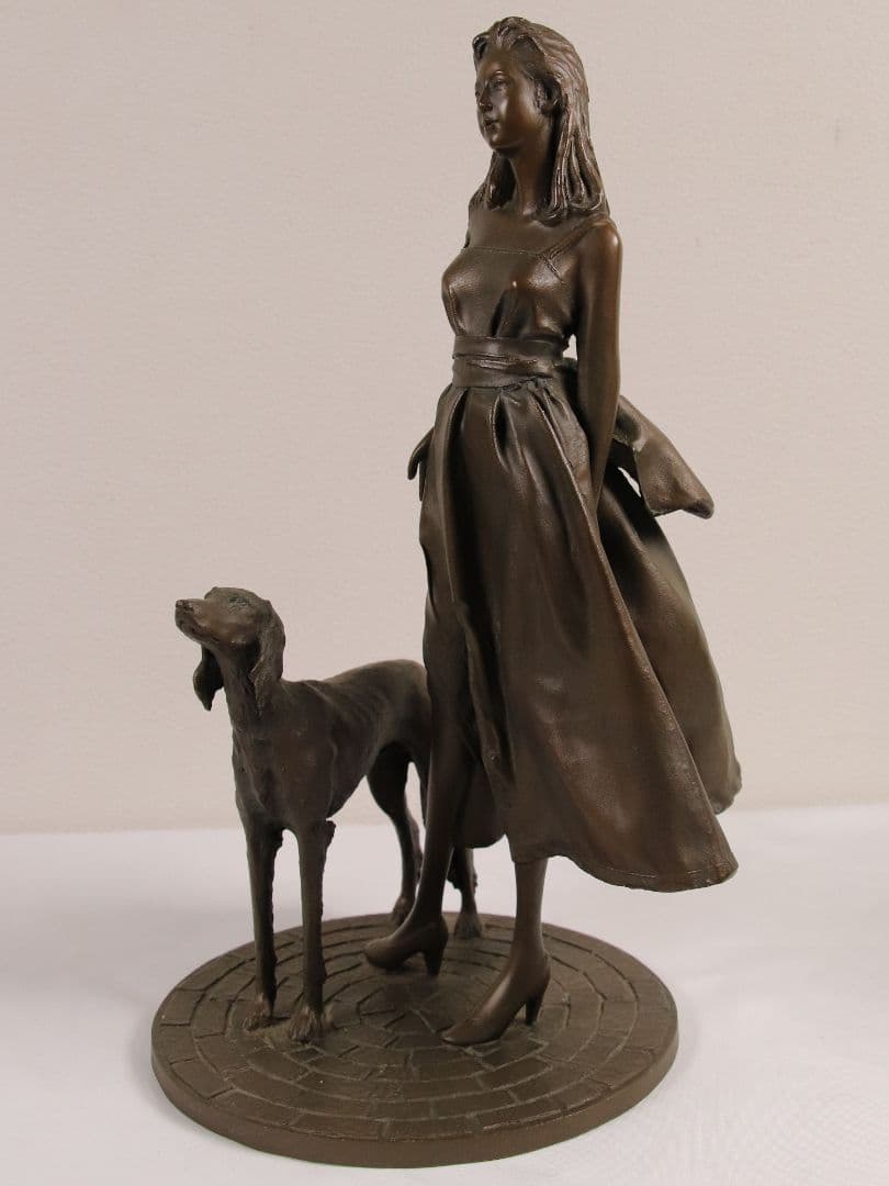 高岡銅器 ブロンズ像「街角」高さ33cm 美人像 女性 犬 洋風置物 M879