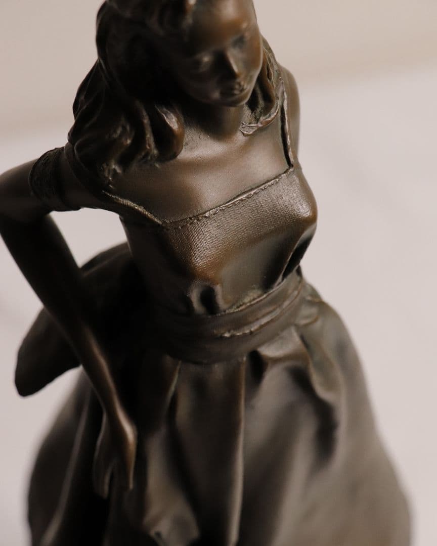 高岡銅器 ブロンズ像「街角」高さ33cm 美人像 女性 犬 洋風置物 M879