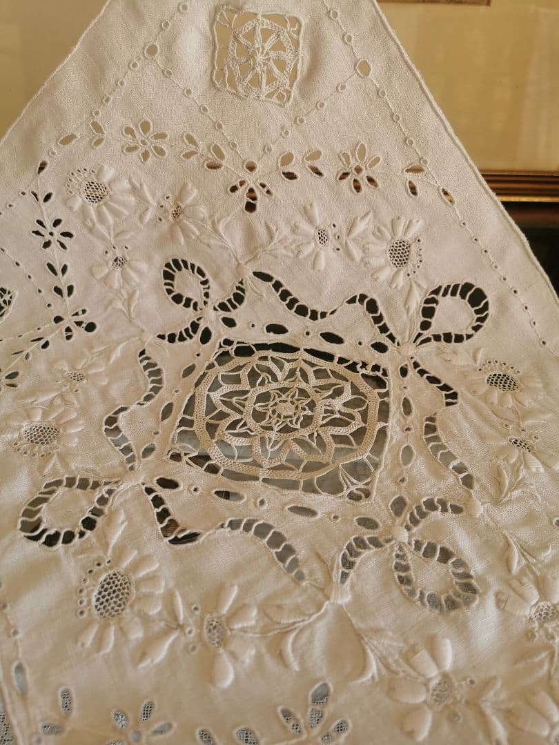 アンティークフランス 嵌込ニードルワーク 矢車菊＆アイレット刺繍 リネンクロス