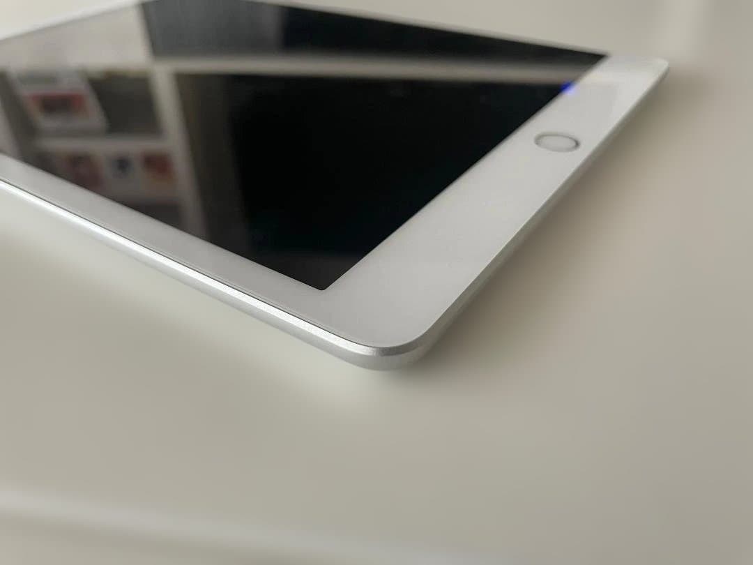 ★電池良好☆iPad7 第7世代 32GB WIFI☆キーボードケース付き★