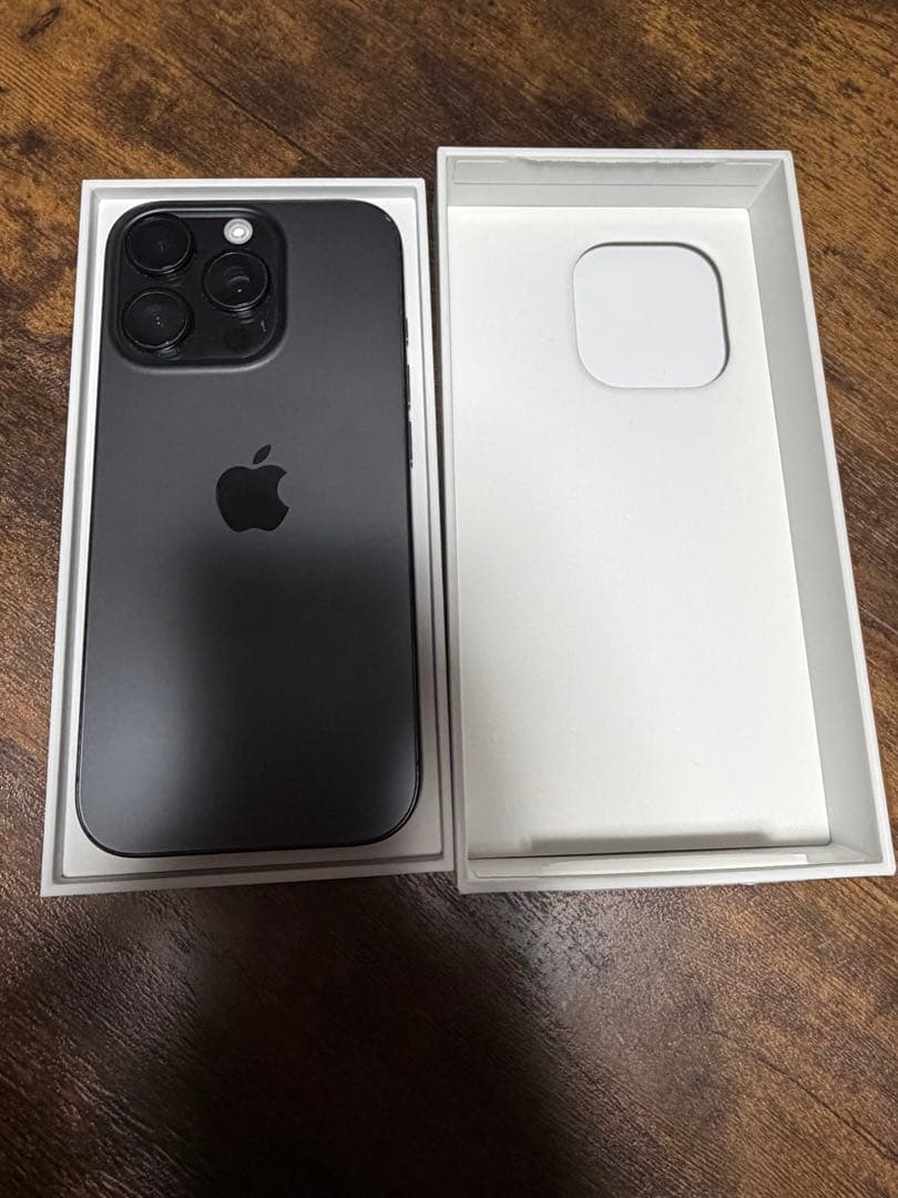 Apple iPhone 16 Pro スペースブラック ケース付き