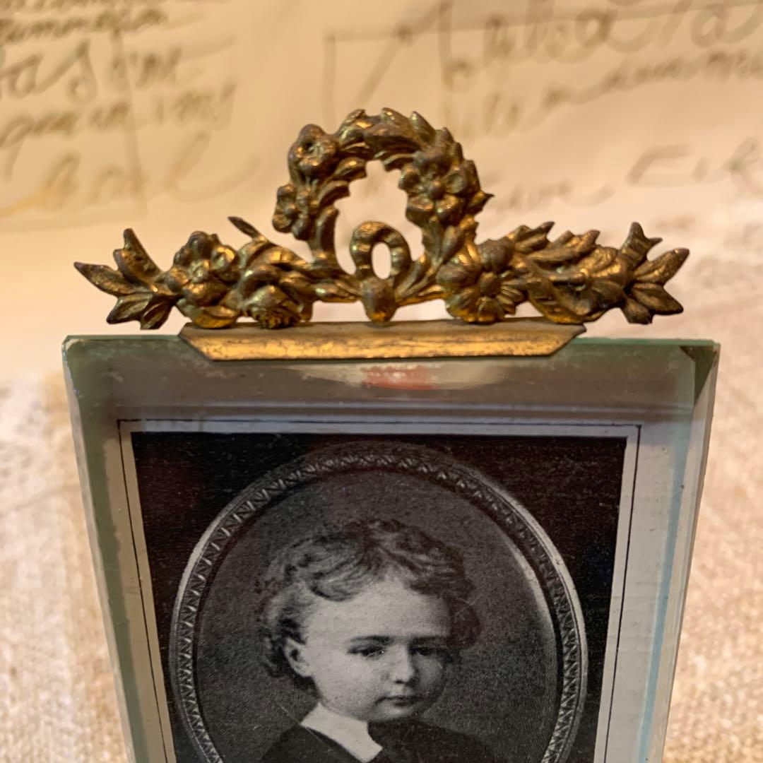 フランス製　アンティークの真鍮リボン細工が素敵な写真立て！写真も可愛いです！