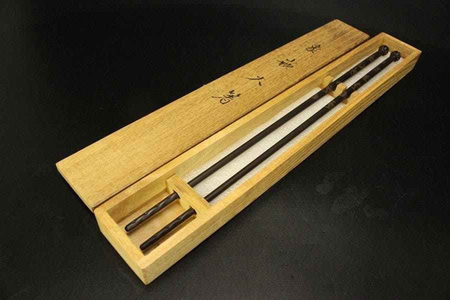 角谷莎村 作 銀摘 瑞鳥紋 丸釜 共箱 金象嵌 釜環 火箸 美品(ZE517)