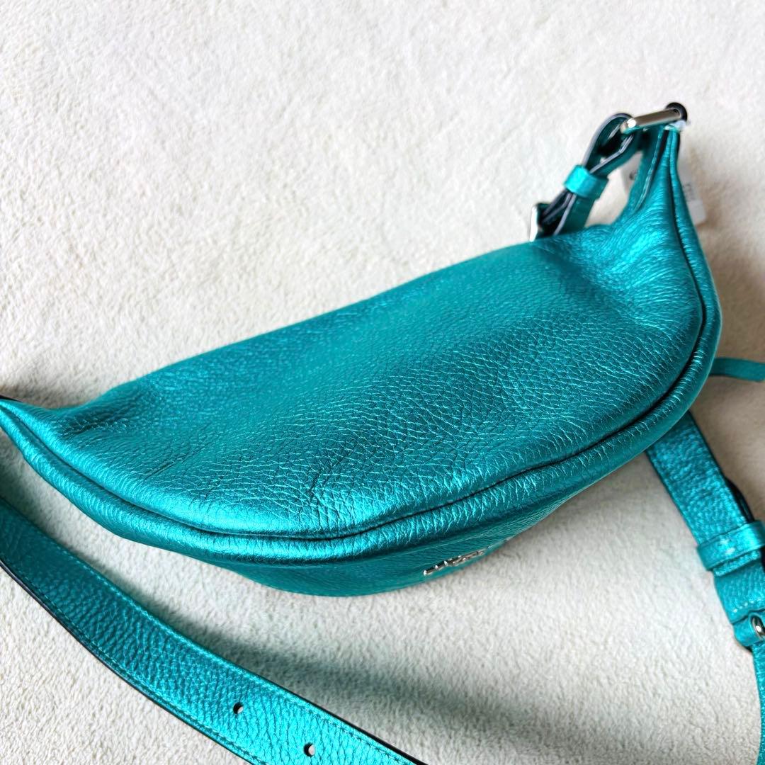 【新品未使用】COACH メタリックレザー シボ革 ボディバッグ グリーン