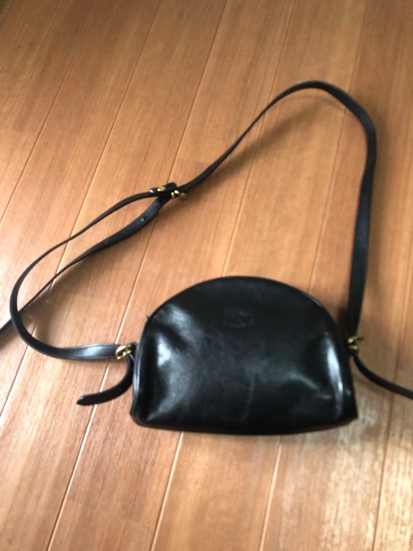 IL BISONTE ブラック クロスボディーバッグ