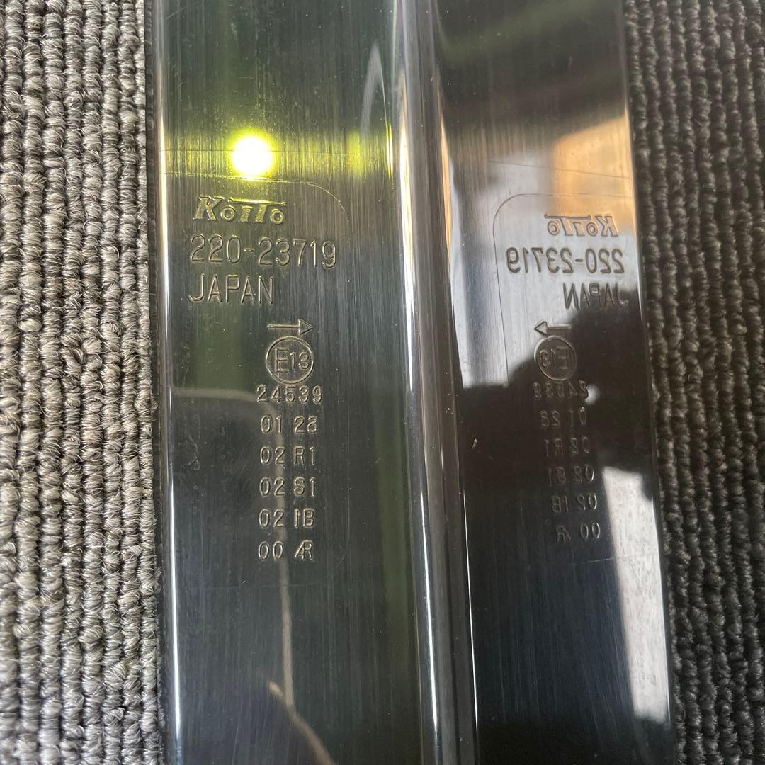 ニッサン　セレナ　リヤコンビネーションランプユニット　右