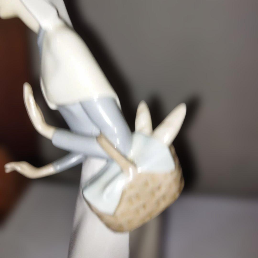 陶器製 女性像 バスケット付き