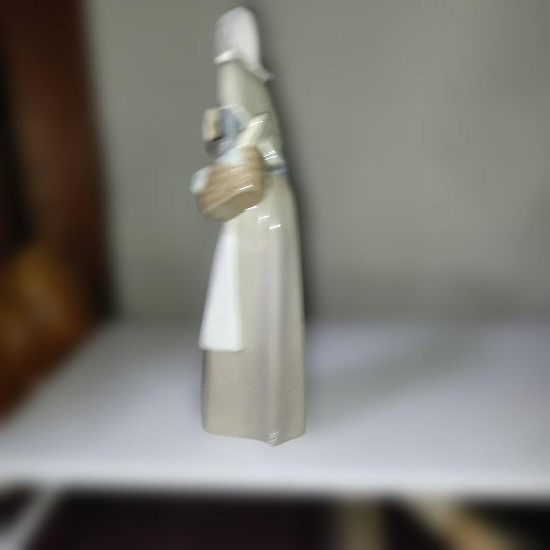 陶器製 女性像 バスケット付き