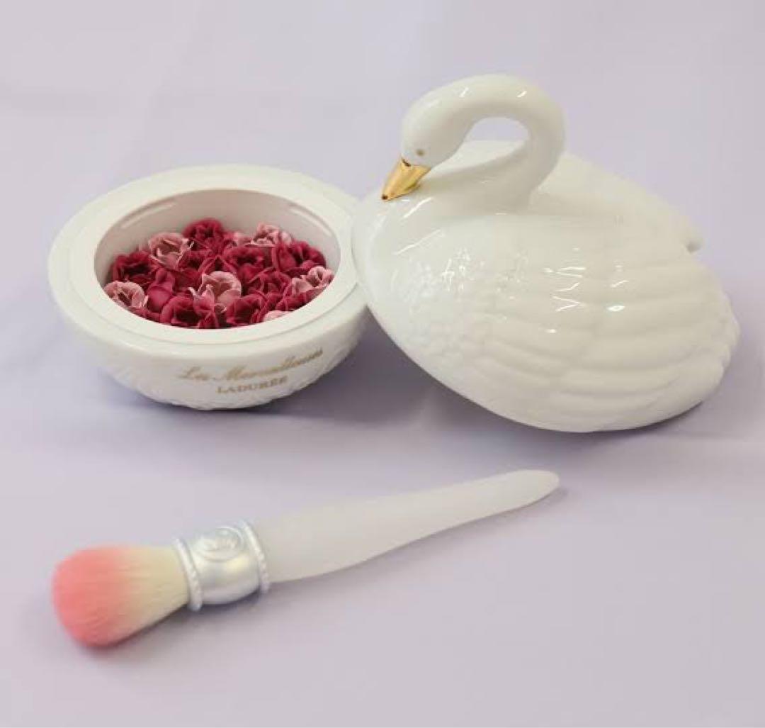 レ・メルヴェイユーズ ラデュレ　スワンのポット