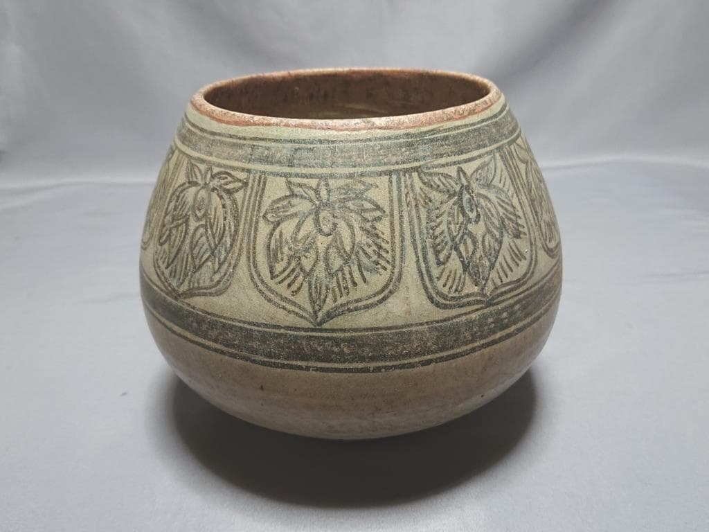 コレクター収集品　タイ　スワンカローク　鉄絵草花紋僧侶托鉢鉢　13～15世紀