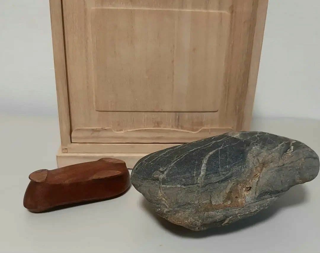 縁起石　鯉の滝登り　立身出世　箱付き　登竜門　水石　紋様石