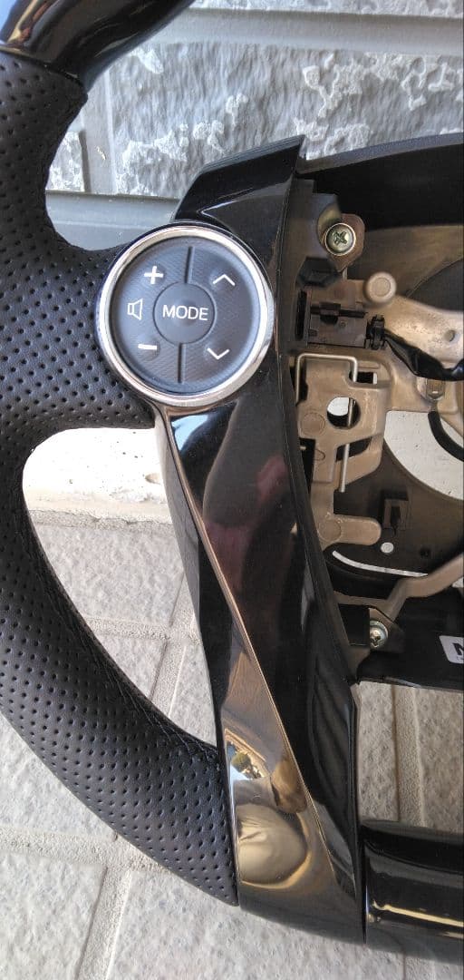 トヨタ アクア NHP10 社外ハンドル ピアノブラック パンチングレザー 美品