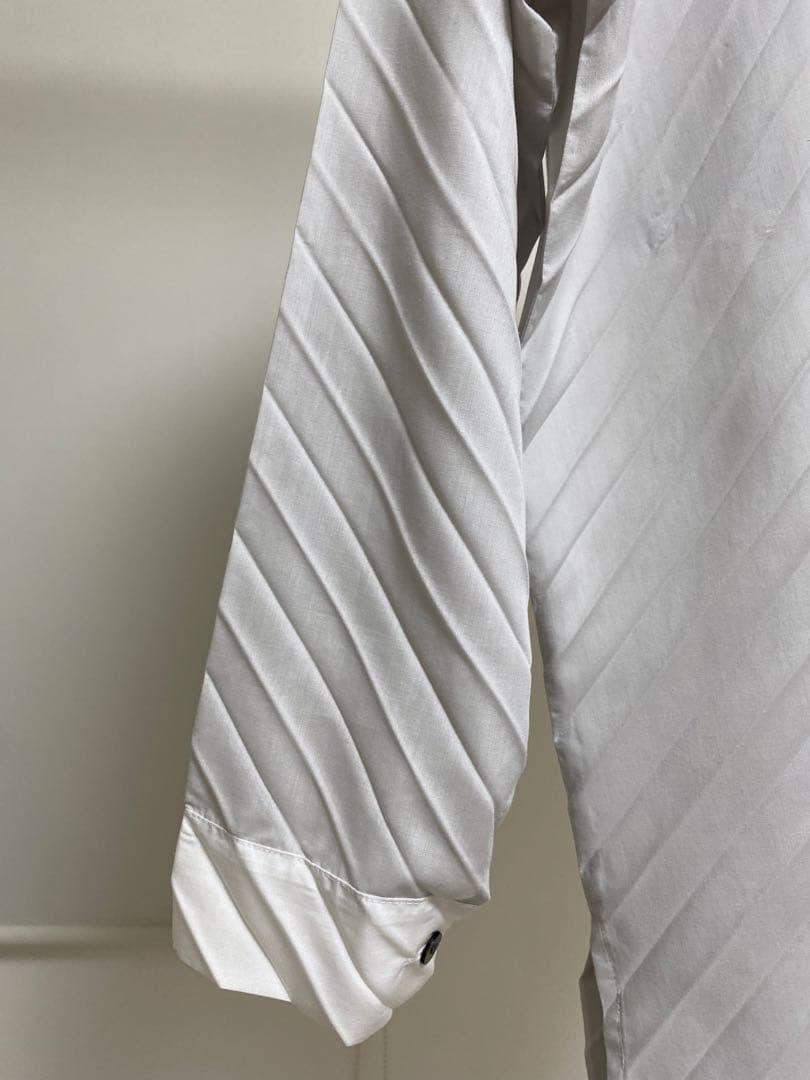 me by ISSEY MIYAKE 斜めプリーツシャツ スリット 白 長袖