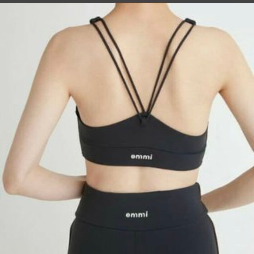 emmi サスティナレッチ　ブラトップ・レギンス　ブラック