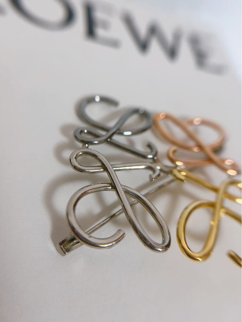 ロエベLOEWE ブローチ　アナグラム　ゴールド シルバー ピンクゴールド