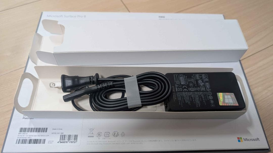 Microsoft Surface Pro 8 【アクセサリ一式+Office】