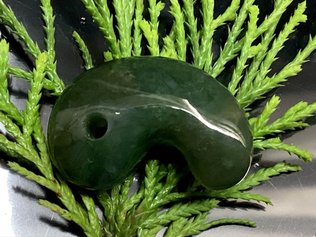 ✳絶品‼️濃厚青緑の碧玉　出雲石勾玉　最高級品　幻の透かし‼️コレクション　鑑別書付