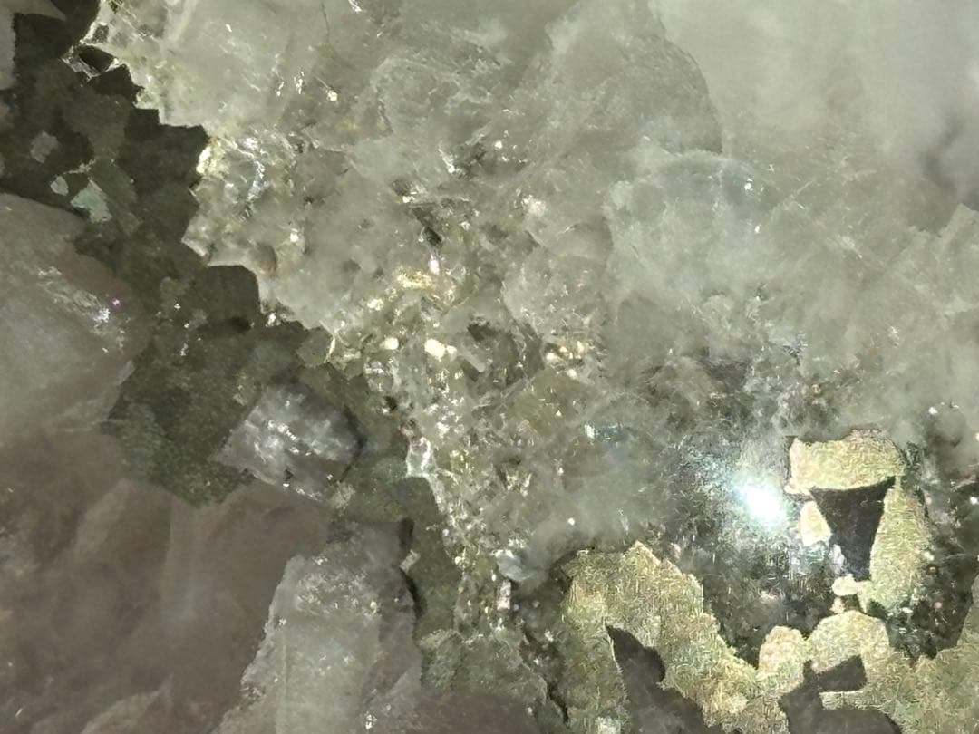 《虹きらめく＊セリサイトinフローライト（パイライト共生）》