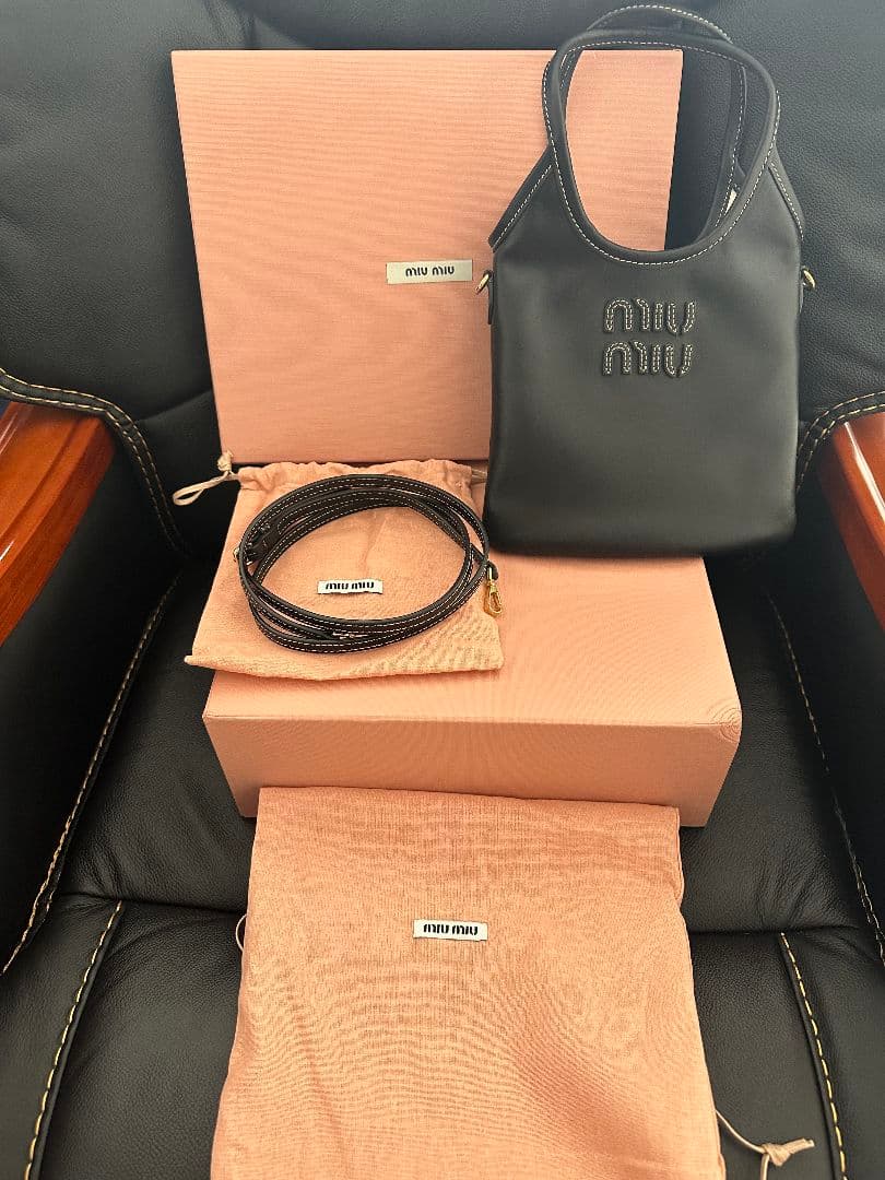 miu miu ブラックショルダーバッグ