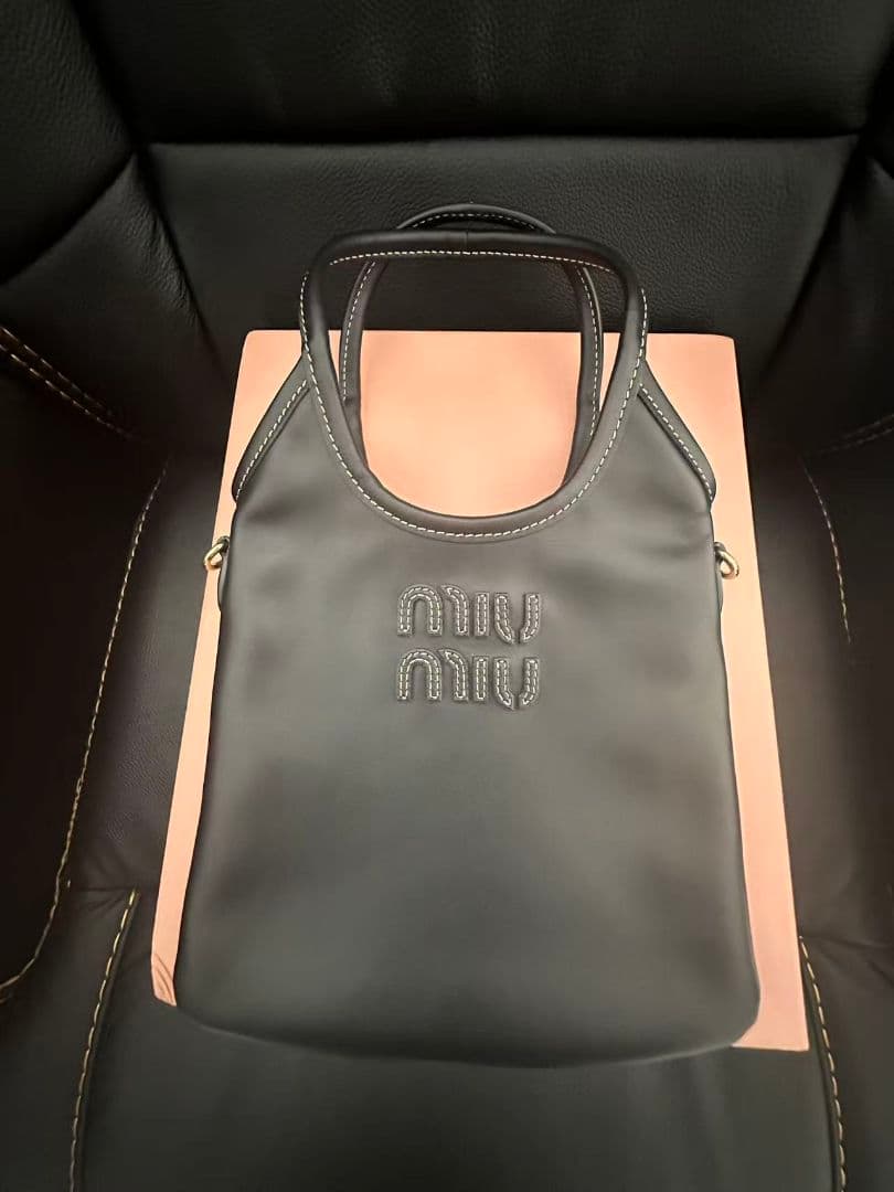miu miu ブラックショルダーバッグ