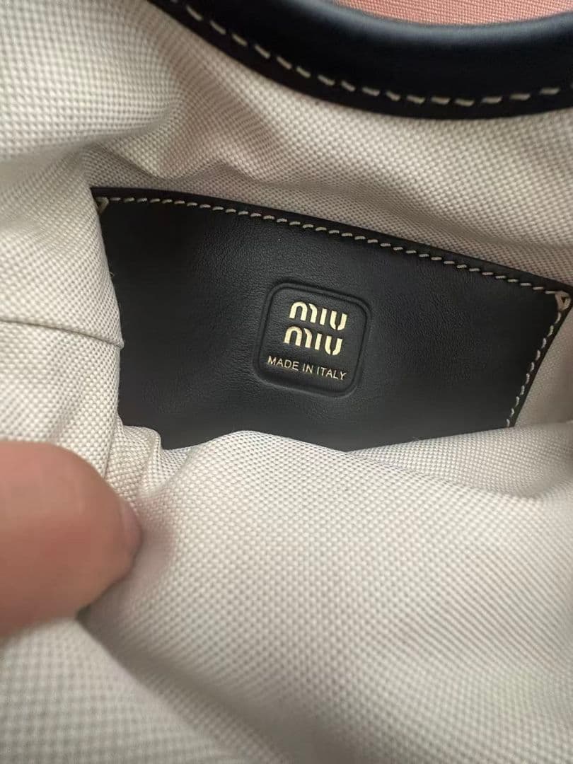 miu miu ブラックショルダーバッグ