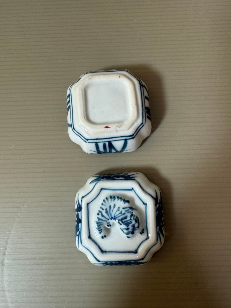 2716 染付香合　竹虎文　徳昇作