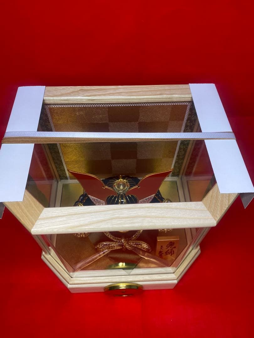 東京久月　五月人形　家紋付き兜飾り　白木六角形クリルケース入・コンパクトサイズ