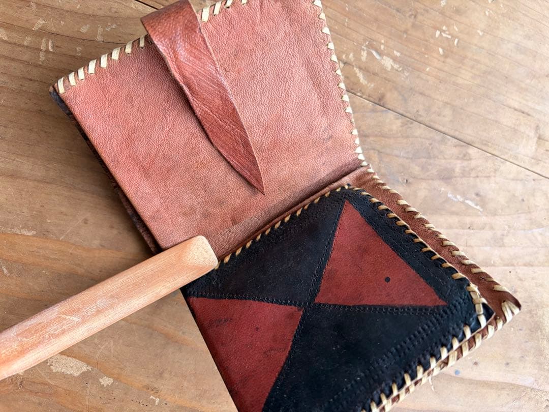 革製　ハンドクラフト　トライバル　民族　部族　工芸品　財布　革細工