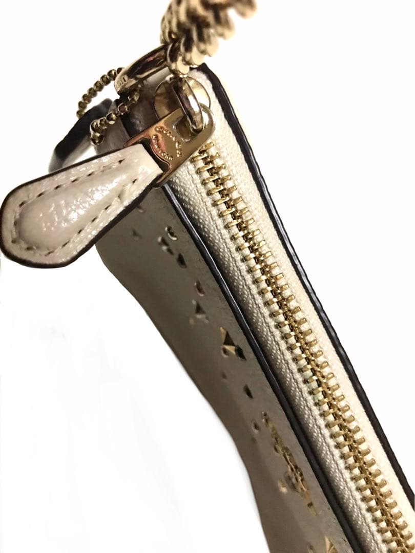 超美品コーチラージリストレットスターダストスタッズショルダーバッグオフホワイト白