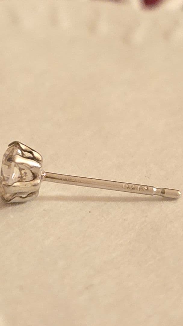 〈交渉中〉0.263カラット ダイヤモンドピアス(片耳用)