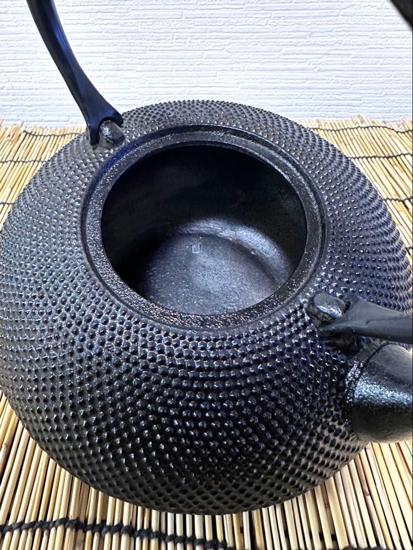 未使用品、保管品　南部名工金秀 及春鋳造捻鉉算盤形アラレ南部鉄瓶　南部鉄器　鉄瓶