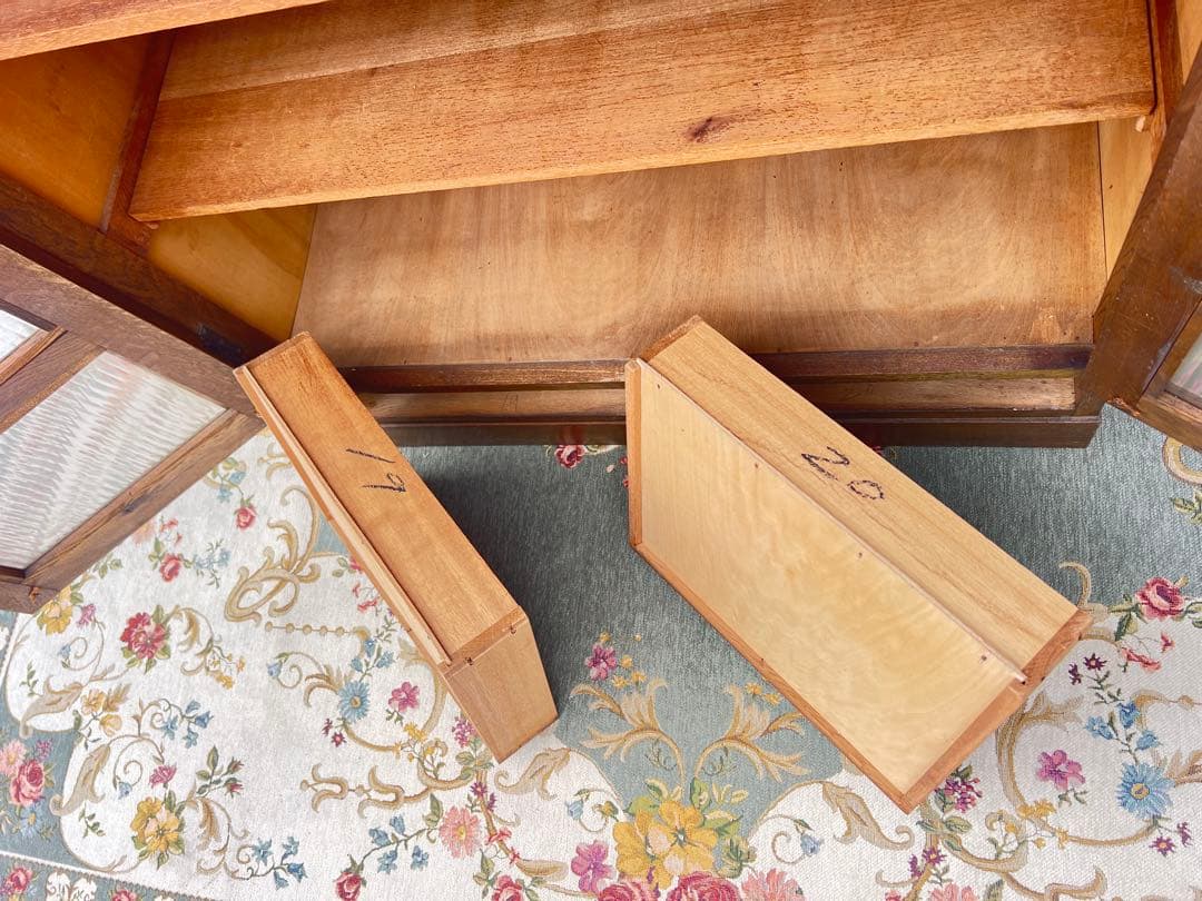 木製ガラス扉キャビネットアンティーク