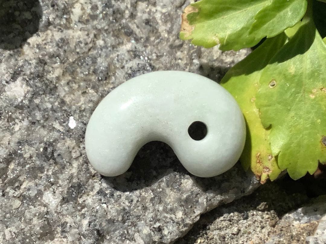 ✳ 20万円以上の品質‼️ 糸魚川翡翠勾玉　透過抜群　開運本物守護石　鑑別書付を‼️