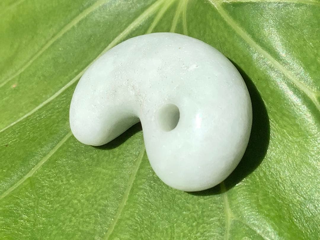 ✳ 20万円以上の品質‼️ 糸魚川翡翠勾玉　透過抜群　開運本物守護石　鑑別書付を‼️