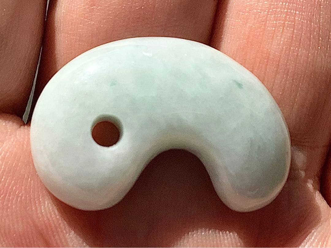 ✳ 20万円以上の品質‼️ 糸魚川翡翠勾玉　透過抜群　開運本物守護石　鑑別書付を‼️