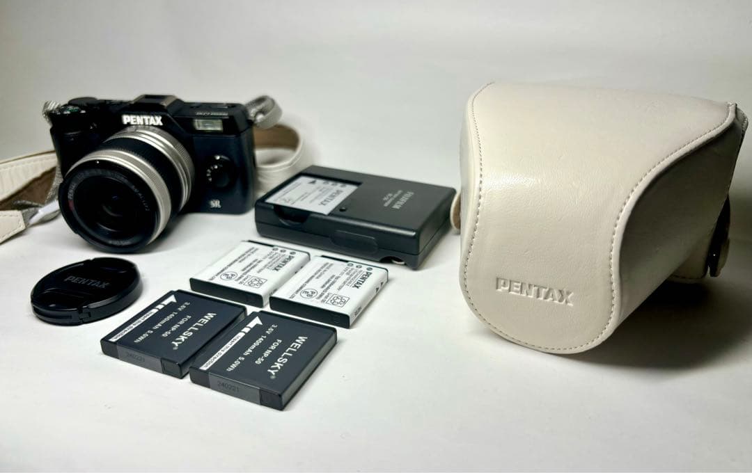 【ジャンク 】ペンタックスPENTAX Q10 専用ケース、バッテリー×5本