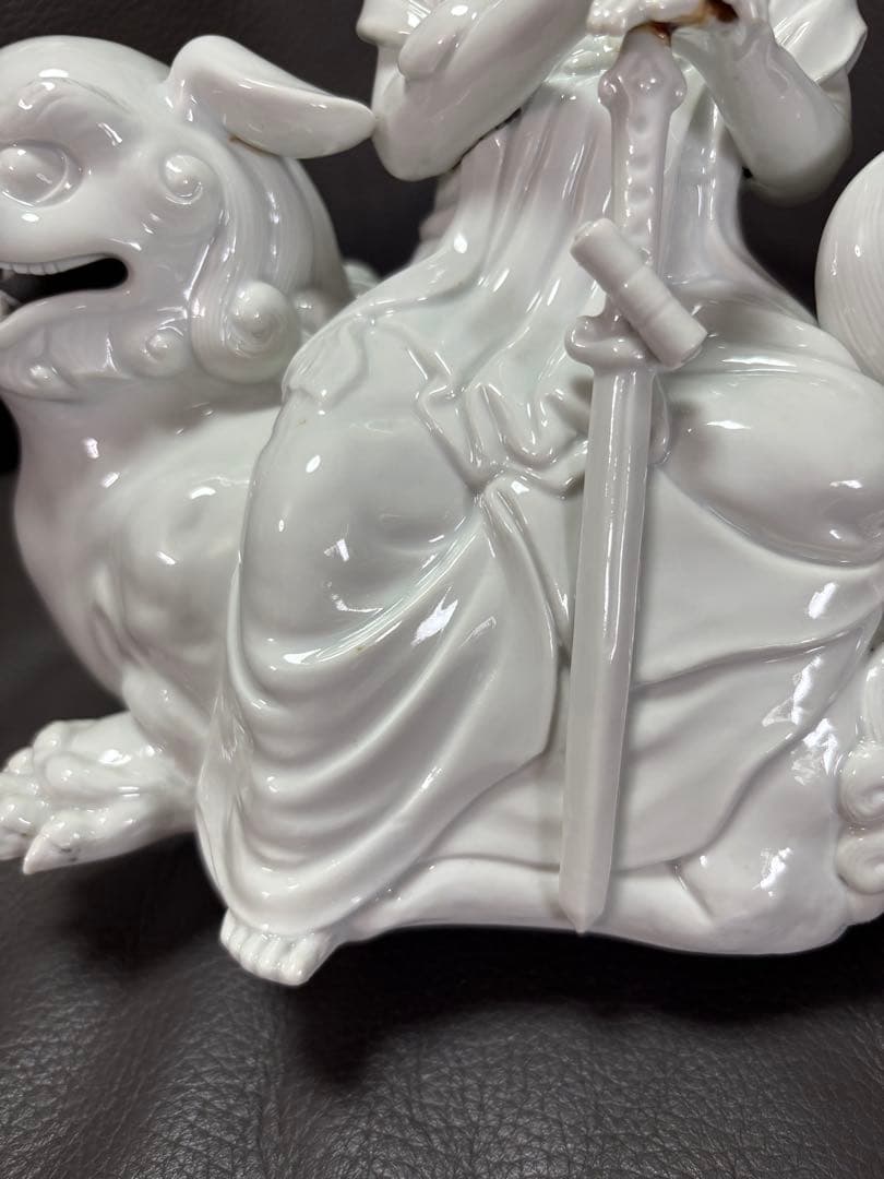 獅子　置物　獅子に乗った観音様