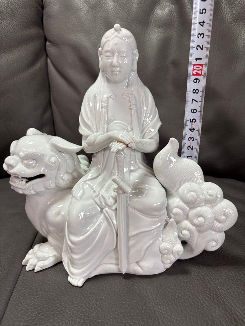 獅子　置物　獅子に乗った観音様