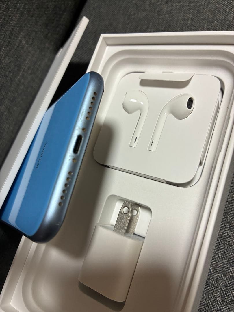 iPhone XR ブルー 本体 256GB 付属品付 予備充電器、保護フィルム