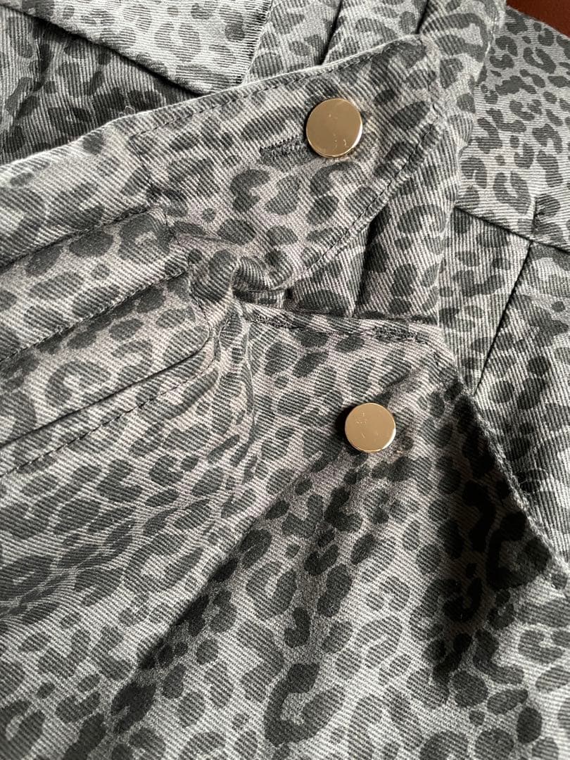 レオパード柄の抱っこ紐、Artipoppe風で、M字姿勢に対応しています。