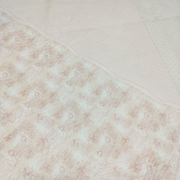 淡いピンクの布も使ったホワイトキルト