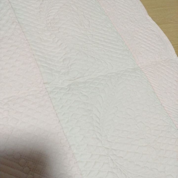 淡いピンクの布も使ったホワイトキルト