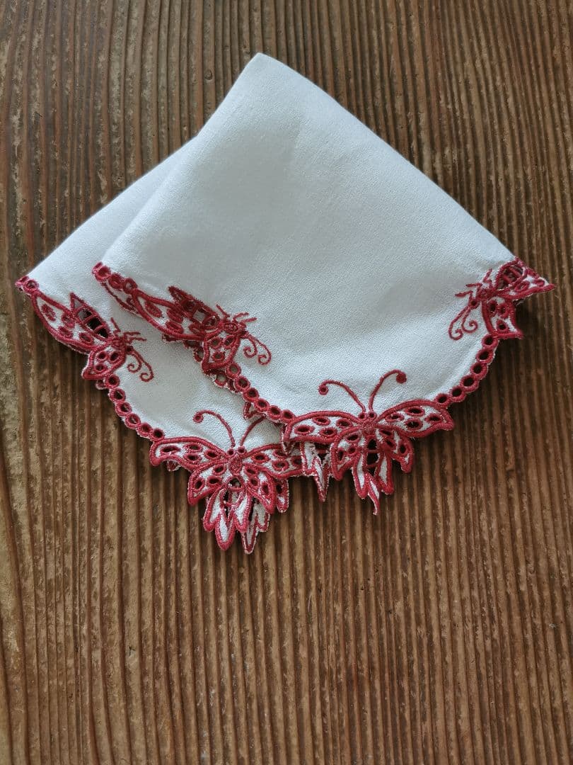 アンティークフランス オープンカットワーク パピヨン∞赤糸刺繍 縮緬風ドイリー