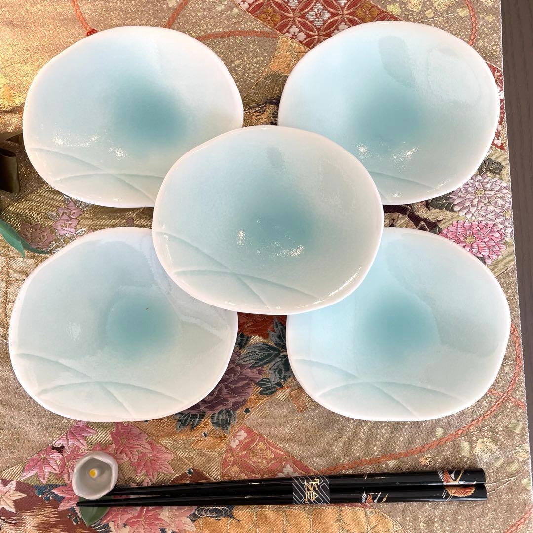 有田①藤巻製陶　青白磁　浅鉢5枚 ②変形三つ足皿5 枚③白磁　花びら型豆鉢5個